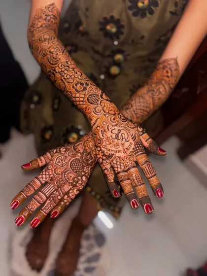 The full view of Alina's bridal henna, with the personalized initials taking center stage on the palm. A beautiful way to celebrate your union.