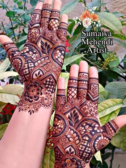 The way this semi-bridal design looks against the green leaves is just beautiful. The contrast really makes the henna pop.