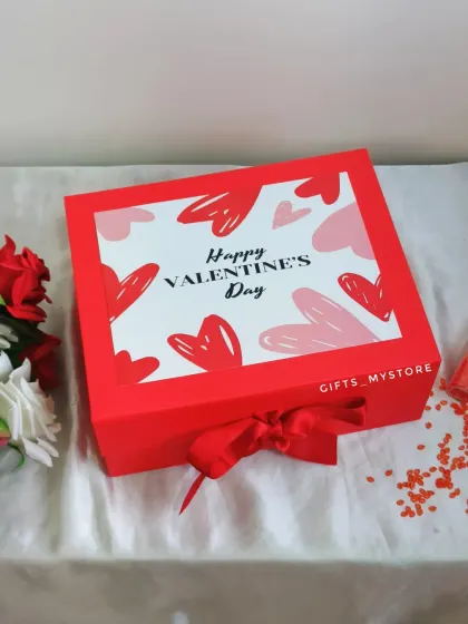 The beautiful "Happy Valentine's Day" lid of my custom red hamper box.