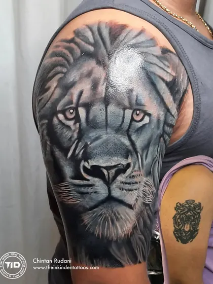 A story of transformation, replacing an old chapter with a symbol of courage and strength. This realistic lion tattoo was designed to completely cover a previous piece, seen here for comparison. I used intricate shading and detail to ensure the new art stands on its own, representing a powerful new beginning for the client.