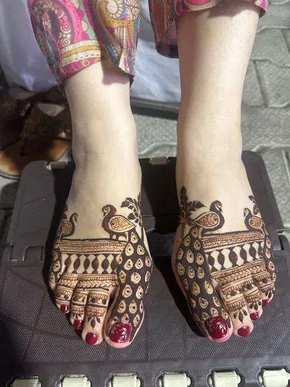 Simple peacock feet mehendi, perfect for Karwa Chauth or any festive occasion.