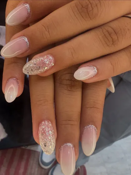 A classic and timeless choice for any celebration. This set features a soft baby boomer ombre effect, with two accent nails fully coated in brilliant silver glitter for a touch of sparkle.