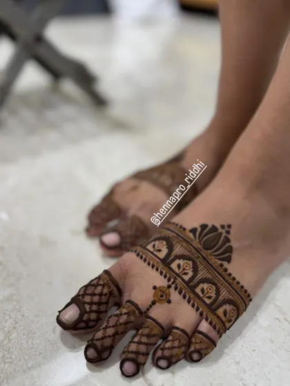 A simple and chic foot henna design. The delicate band across the foot and detailed work on the toes is perfect for an engagement party or for a bride who prefers a minimalist aesthetic.