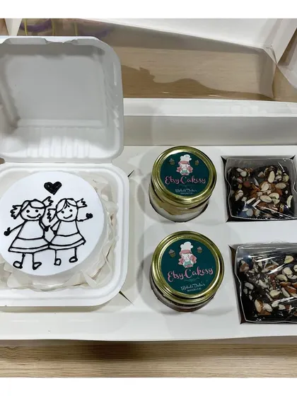 An example of a custom hamper box I can create. This one includes a bento cake, two cake jars, and two brownies, making it a perfect gift.