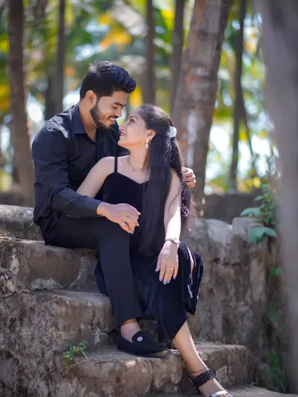 A lovely, interactive moment on the fort steps. The way they are looking at each other tells a story of love and admiration.