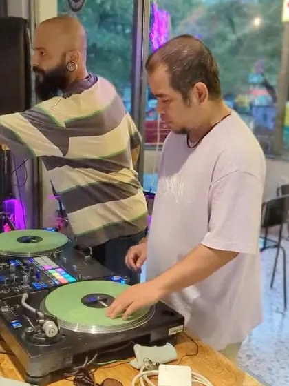 A close up from the Pijja On Deck event, focused on the mix.