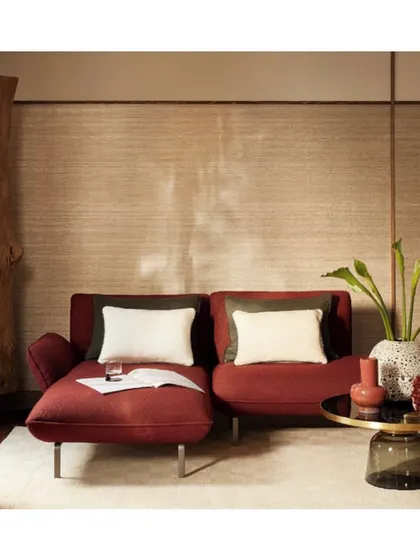 This 'Seta metal' wallpaper from the 'Vibration' collection offers subtle glamour. Its fine, silk-like texture catches the light, creating a gentle wave of colour and sheen for a sophisticated backdrop.