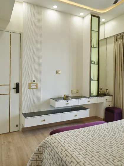 This floating dressing table with integrated drawers is a great space-saving solution. The vertical mirror with backlighting is perfect for getting ready and adds a touch of glamour.
