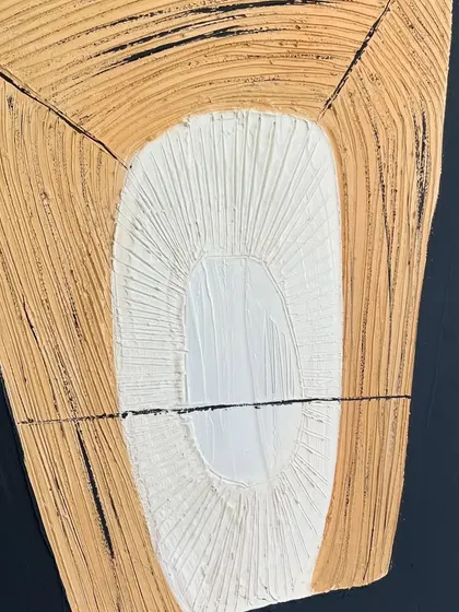 A close-up of the combed texture that creates a fan-like pattern, adding a sense of direction and movement to the abstract shape.