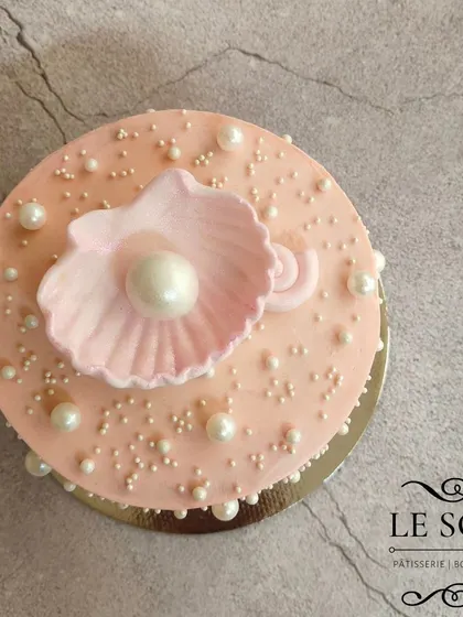 This cake was for a Pearl Anniversary, and I love how the theme came to life. It's a half-kg Biscoff cake decorated with a fondant seashell holding a large sugar pearl.
