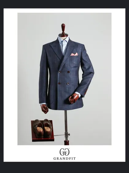 This blue double-breasted blazer showcases a softer construction, making it a versatile piece for smart-casual or formal events. The texture of the fabric adds a relaxed elegance.