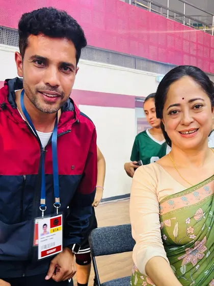 Another behind the scenes photo from the Sunfeast ad shoot, this time with veteran actress Sheeba Chaddha. It's always exciting to see sports and media come together.