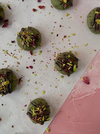 A healthy and delicious gift for Father's Day, featuring our pistachio millet cookies, oat brownies, and choco almonds.
