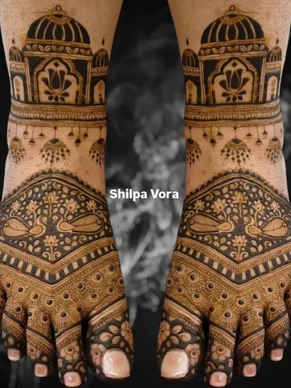 A majestic bridal foot design with Taj Mahal-inspired domes and peacock figures, creating a truly grand statement.