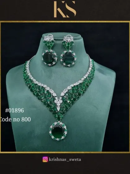 A classic emerald green version of our American Diamond set. This piece combines modern design with a timeless color.