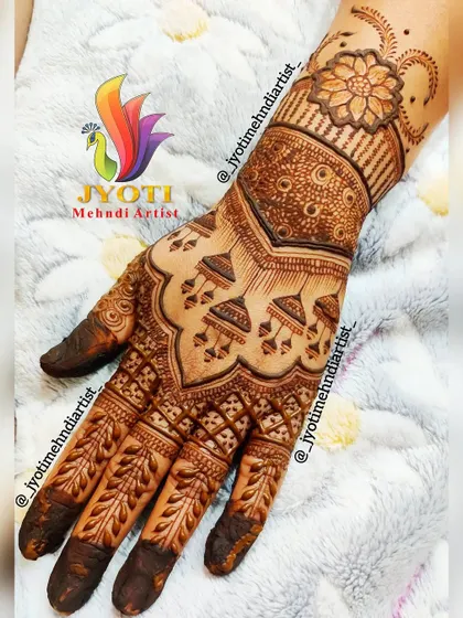 This back-of-hand design is perfect for an engagement, featuring classic jhumka (earring) motifs and full finger coverage.