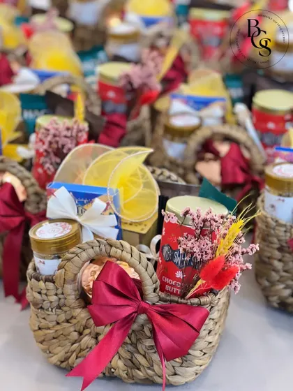 These charming mini-baskets are perfect as return favours. Filled with a variety of treats and tied with colourful ribbons, they are a delightful way to thank guests for being part of your celebration.