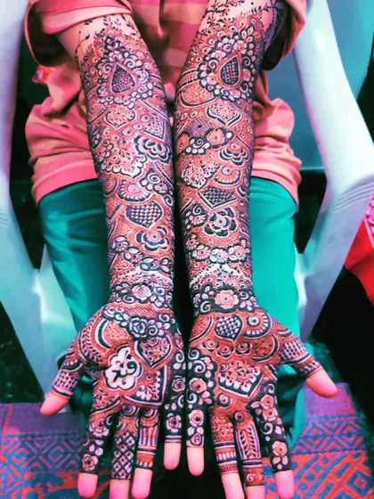 The stain on this full bridal design is deep and even, from the fingertips to the forearms.