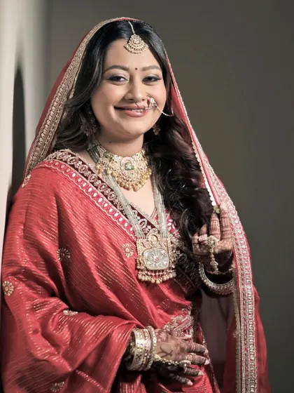 Nehal looking radiant in her traditional red phera outfit. Her breathable, enhanced makeup look ensures she looks like herself, only more luminous.