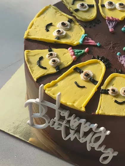 A close-up on the fun expressions of the Minions. Each one has its own personality, complete with little party hats, making the cake even more special.