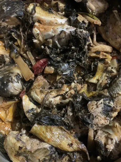 A pot of mixed river fish cooked in the traditional Pongsen style.