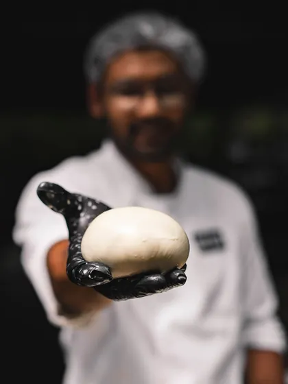 Our cheesemaker proudly presents a freshly made ball of mozzarella. This is the result of our daily commitment to freshness and craft, ready to be enjoyed.