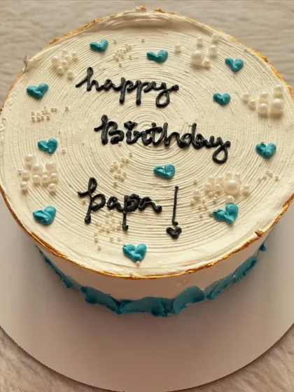 A simple and heartfelt birthday cake for a papa, with a wood grain texture and little blue hearts.