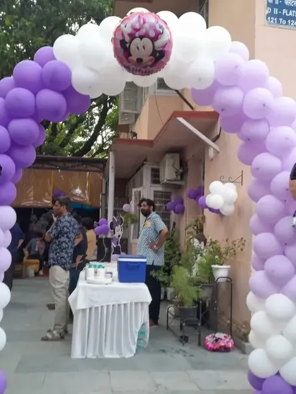 A large Minnie Mouse-themed balloon arch at the entrance of the party, creating a grand and welcoming feel for all the guests.