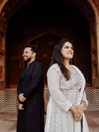 A relaxed portrait within the archways of the Taj Mahal complex. These architectural elements provide beautiful natural frames for your pre-wedding photos.