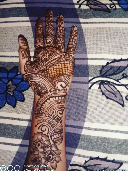 A beautiful Arabic design that flows gracefully up the arm. The combination of delicate lines and bold motifs is a hallmark of this style.