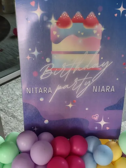 For a pop star-themed birthday, we create decor that shines. This custom welcome board, paired with a colorful balloon arrangement at the base, sets a glamorous tone for a party where your child is the main star.