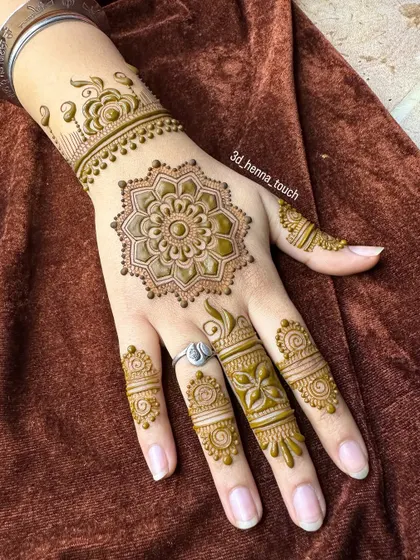 A beautiful 3D mandala design on the back of the hand, complete with delicate finger details. The fresh henna paste promises a dark and lovely stain.