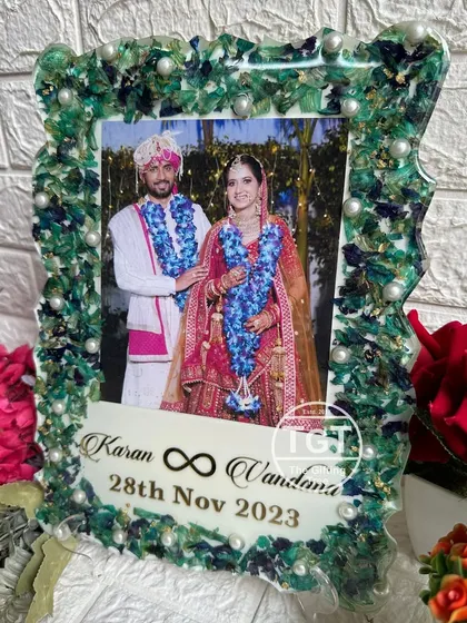 The vibrant colors of the preserved flowers create a lively and unique border. This is a great example of how even non-traditional flower colors can be beautifully preserved.