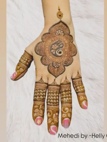 This back-hand design features a large central paisley filled with intricate details. The fingers are heavily decorated with different patterns, making this a rich and eye-catching piece.