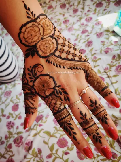 A quick and beautiful floral henna design, perfect for when you want something pretty without a long wait.