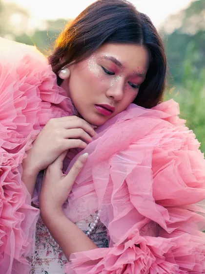 A whimsical and creative look. I used a soft pink color palette and added a touch of glitter across the cheeks for a dreamy, fairy-like effect that is both playful and beautiful.