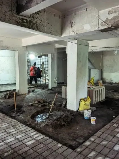 A building comes to life through the collective effort of many skilled hands. These images from our construction sites show our teams at work, from plastering and painting to installing complex ceiling structures. We believe that passion for the craft translates directly into the quality of the final space.
