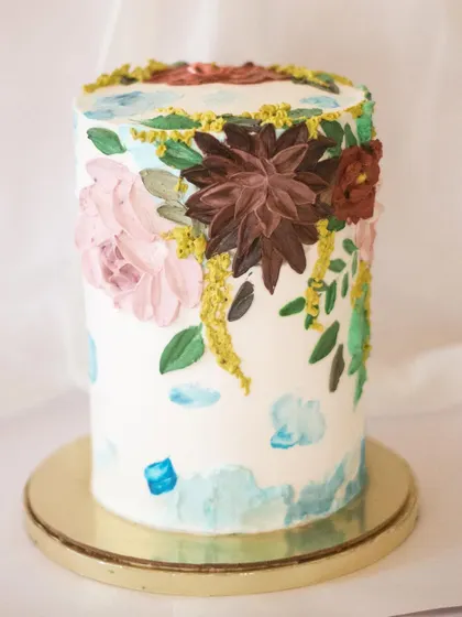 This cake suffered a little damage in transit, which is every baker's nightmare! But the lovely couple chose to enjoy it anyway and sent me heartwarming compliments that lifted my spirits.
