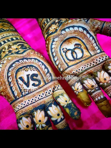 A personalized engagement design featuring the couple's initials 'VS' on one hand and a motif of intertwined engagement rings on the other.