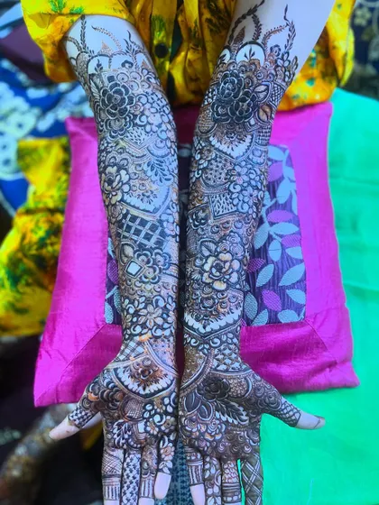 A beautiful bridal henna design with a mix of floral and traditional patterns, perfect for a classic bridal look.
