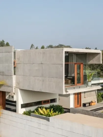 The side elevation of The Quarry House reveals its composition of heterogeneous cuboidal volumes, with a prominent concrete cantilever defining the upper level.