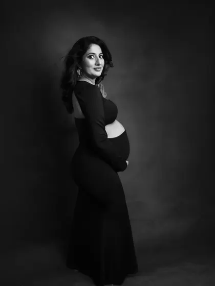 The same portrait, but transformed in monochrome. The lack of color highlights the beautiful silhouette and the texture of her hair and dress.