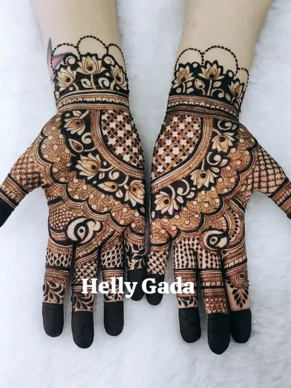 A lovely design for a bridesmaid or sister, featuring lotus and peacock motifs. The tips of the fingers are left open, which is a modern twist on a traditional full-hand design.