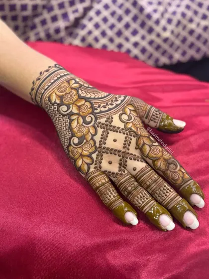 A lovely design for a wedding guest, with full finger coverage and a beautiful mix of floral and geometric patterns on the palm.