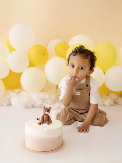 Before the smash, a sweet portrait with the cake. The little teddy bear on top perfectly matches the theme of the shoot.
