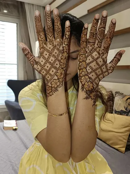A lovely back-hand design with a floral jaal pattern. It provides good coverage while still feeling light and elegant.