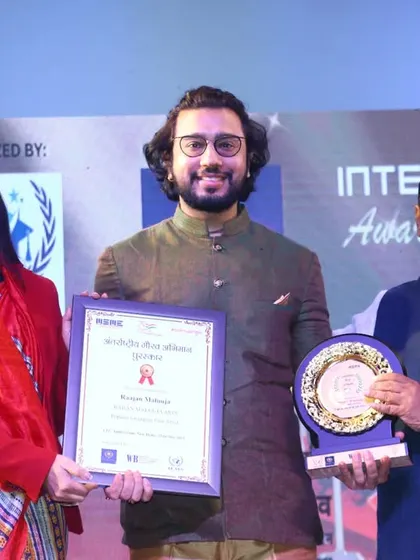 Posing with the Antarrashtriya Gaurav Abhiman Puraskar for 'Popular Emerging Fine Artist', presented by MLA Shri Ajay Mahawar ji at Kamani Auditorium.