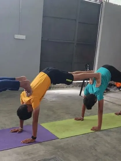 A four-person plank train, demonstrating incredible collective strength and endurance.