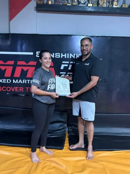 Recognizing a student's participation and effort during our training camp. We make sure to appreciate everyone who commits to growing with us.
