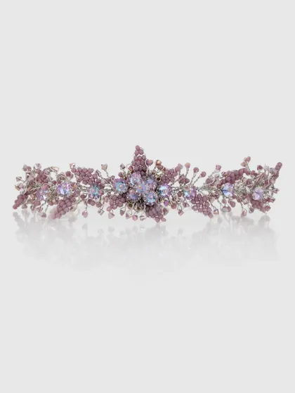 This purple floral beaded choker is perfect for a Haldi or Mehendi event, adding a fun and vibrant touch.